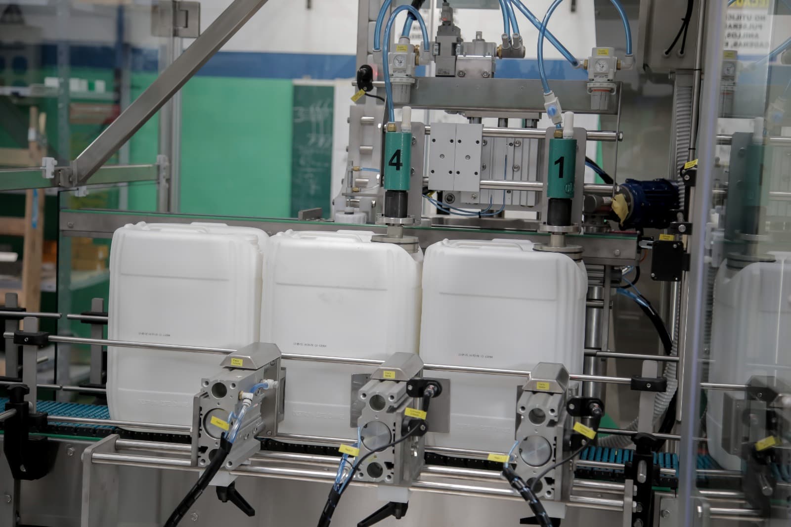 Tampadora automática BSC em uma linha de produção